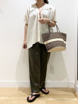 「URBAN RESEARCH DOORS（アーバンリサーチドアーズ）のピンタックギャザーVネックブラウス（シャツ/ブラウス）」を使った、あべさんさん（レディース・158cm）の夏コーディネート