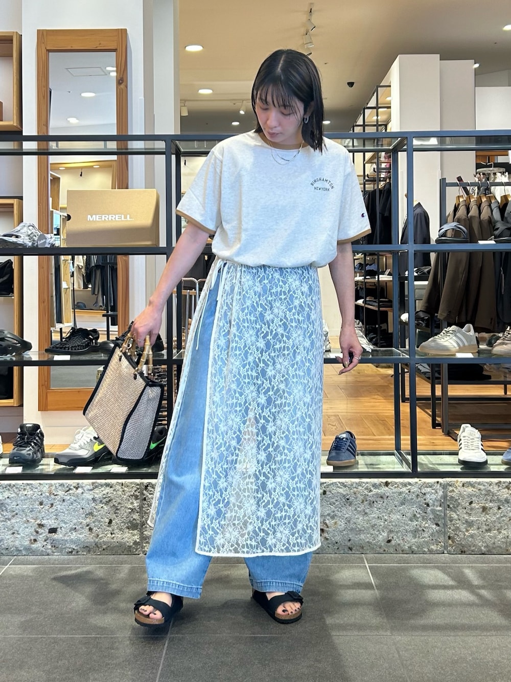ベージュ系のTシャツ/カットソー、ホワイト系のスカート、ブルー系のデニムパンツを着用したレディースの夏コーディネートの1枚目の写真