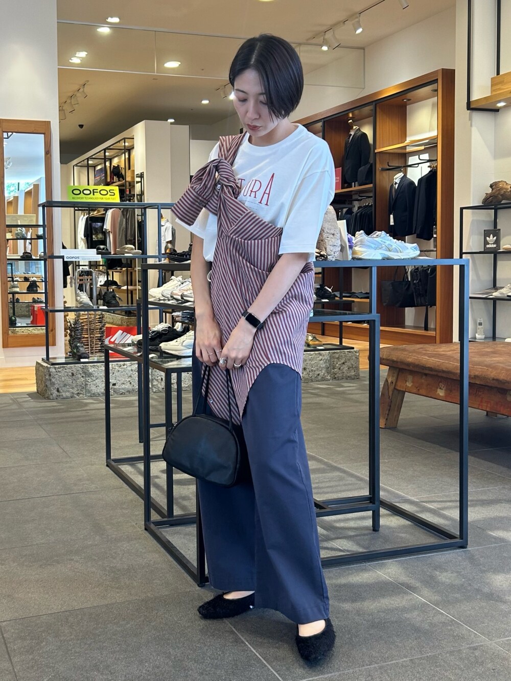 ブラック系のボストンバッグ、ブルー系のその他パンツ、レッド系のシャツ/ブラウスを着用したレディースの秋コーディネートの1枚目の写真