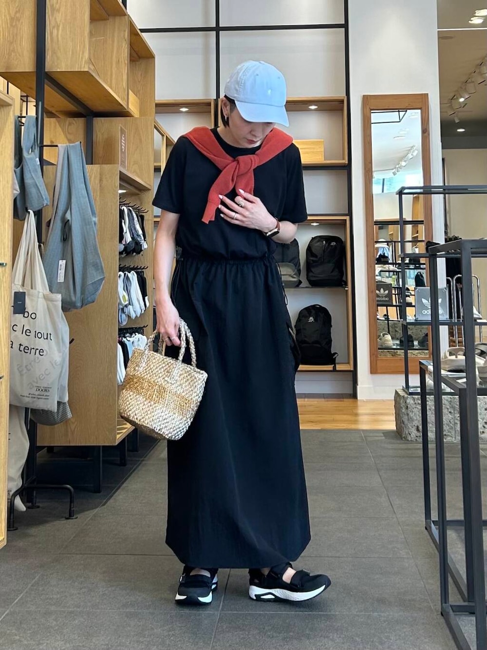 「ワンピース、スポーツミックス、ママコーデ、FORK&SPOON、スニーカーコーデ、doors、ニューバランス、30代、サンダルコーデ、骨格ストレート、初夏のお出掛けコーデ、外遊びコーデ」｜「FORK&SPOONのFORK&SPOON　ペーパーニットカーディガン（カーディガン/ボレロ、オレンジ系）」を使った、MAKOTOさん（レディース・161cm）の春コーディネートの1枚目の写真