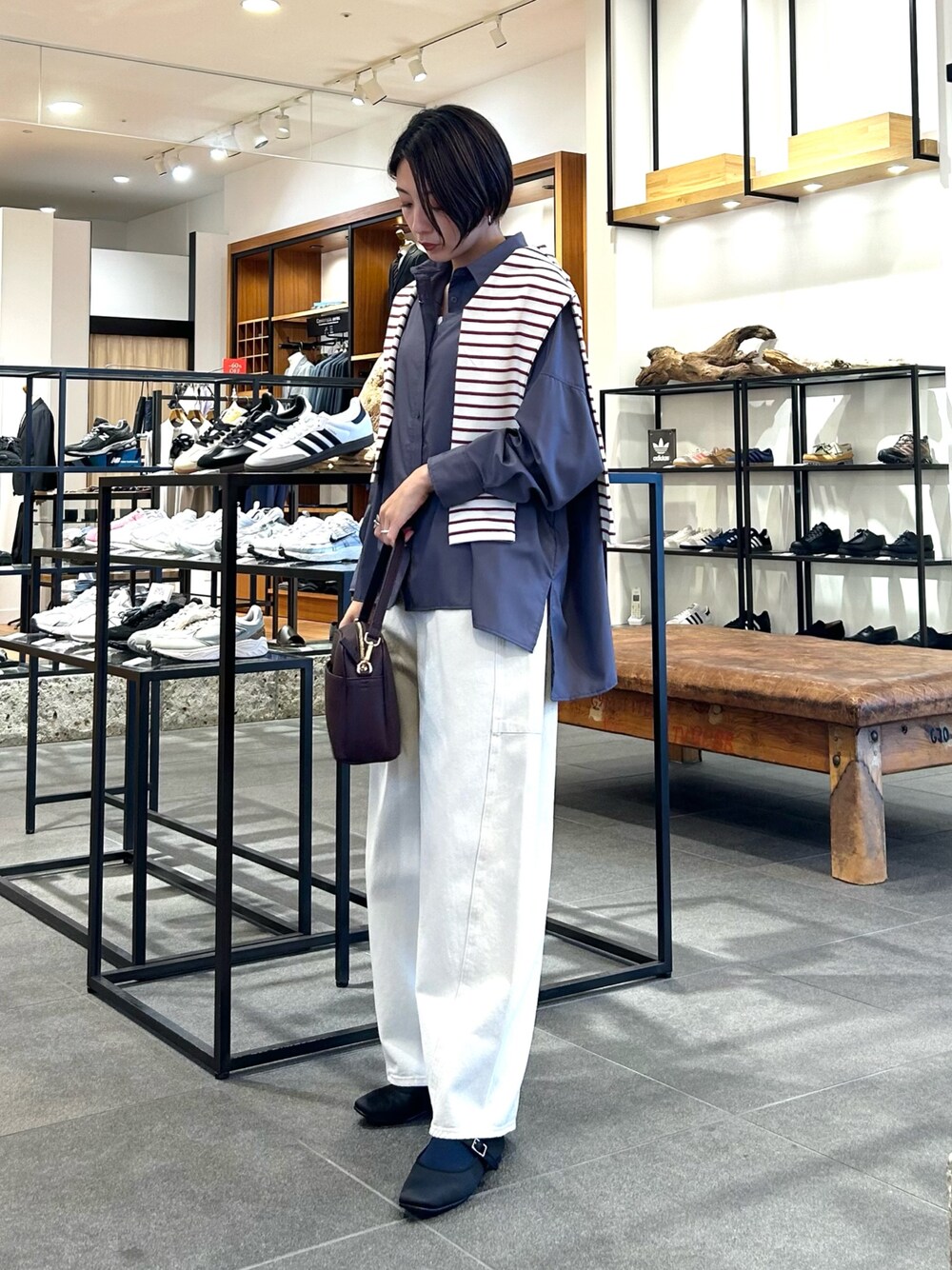 ホワイト系のその他パンツ、レッド系のショルダーバッグ、レッド系のTシャツ/カットソーを着用したレディースの秋コーディネートの1枚目の写真