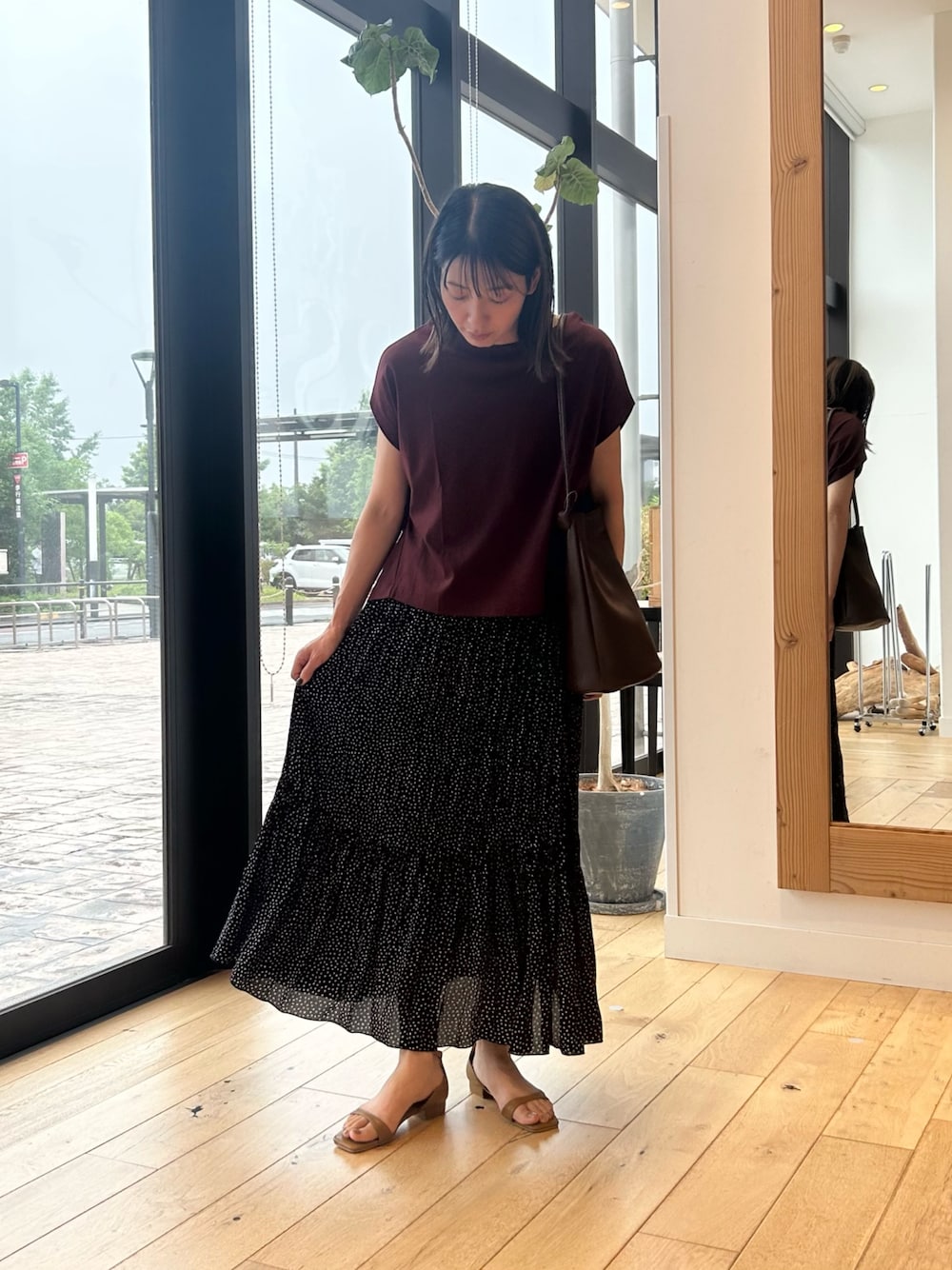 レッド系のTシャツ/カットソー、ブラック系のスカート、イエロー系のサンダルを着用したレディースの夏コーディネートの1枚目の写真