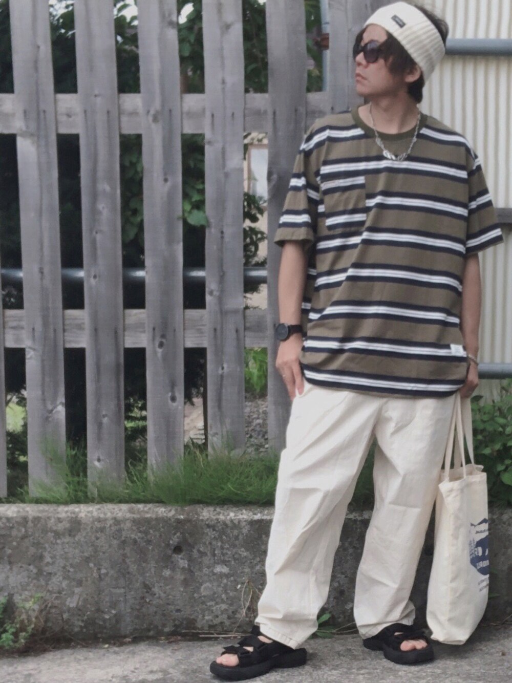 グリーン系のTシャツ/カットソー、その他のパンツ、ブラック系のサンダルを着用したメンズの夏コーディネートの1枚目の写真