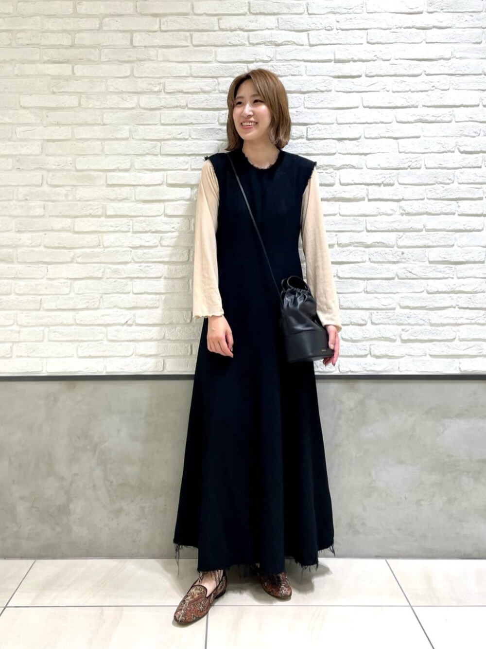 「Flat shoes styling、Skirt style、モード、フェミニン、骨格_ウェーブ、パーソナルカラー_SPRING」｜「ODETTE E ODILEのエンブロイダリー フラット15↓↑（モカシン/デッキシューズ、その他）」を使った、清水　オデット エ オディール スタッフさん（レディース・164cm）の秋コーディネートの1枚目の写真