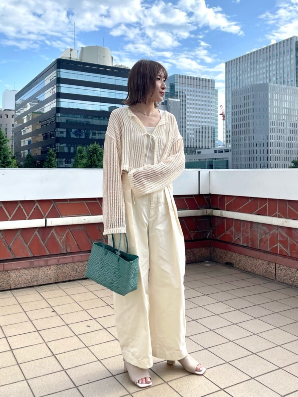 「Sandals styling、Pants style、フェミニン、骨格_ウェーブ、パーソナルカラー_SPRING」｜「ODETTE E ODILEのソフトカバードミュール サンダル50↑（サンダル、ベージュ系）」を使った、清水　オデット エ オディール スタッフさん（レディース・164cm）の夏コーディネートの1枚目の写真