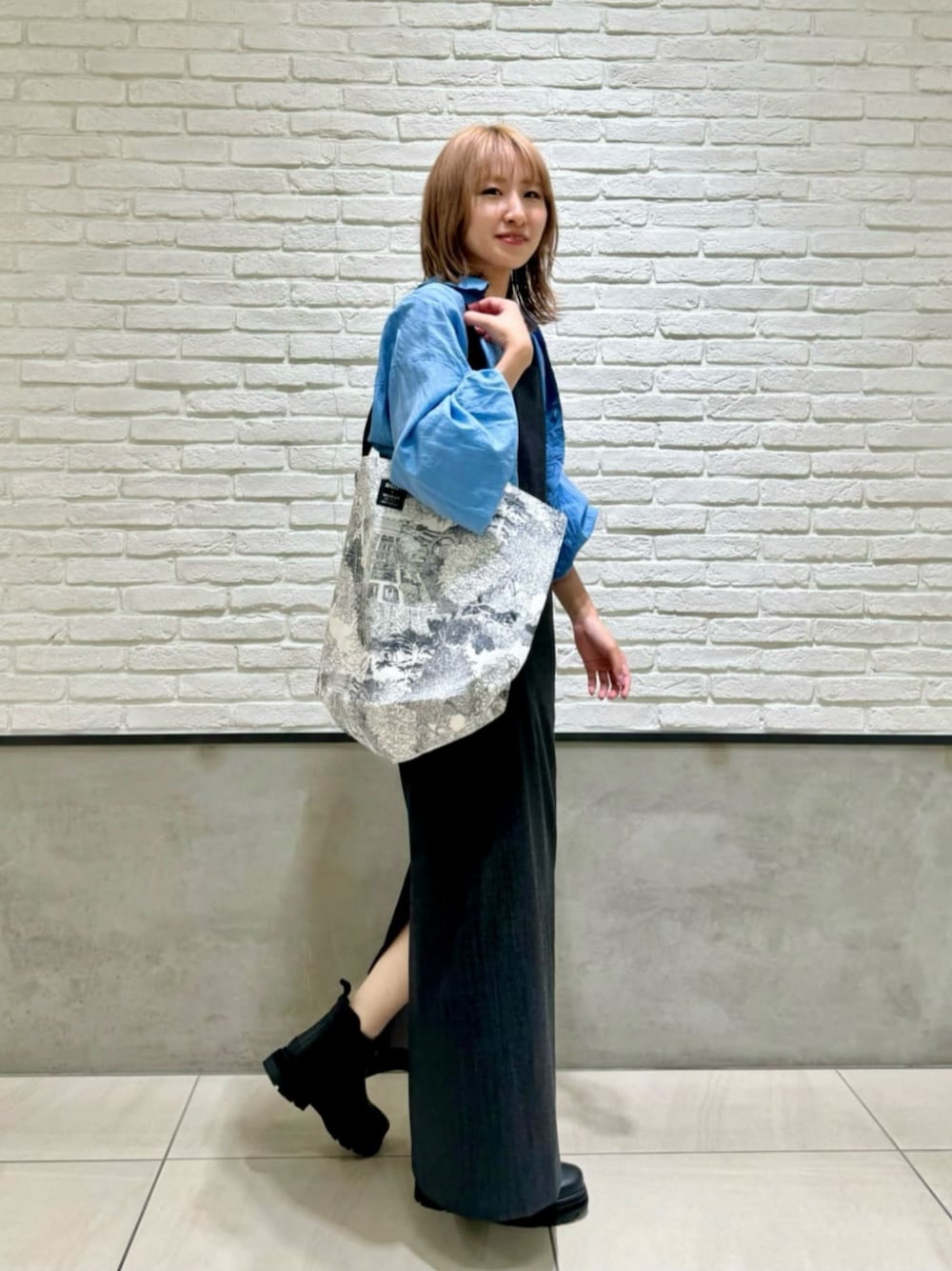 「Flat shoes styling、Skirt style、モード、トレンド、フェミニン、雨の日コーデ、骨格ウェーブ、ブルべ夏、ODETTE E ODILE」｜「AIGLEの＜AIGLE＞ソフトレイン2 ラバーブーツ（レインシューズ、ブラック系）」を使った、清水　オデット エ オディール スタッフさん（レディース・164cm）の夏コーディネートの1枚目の写真