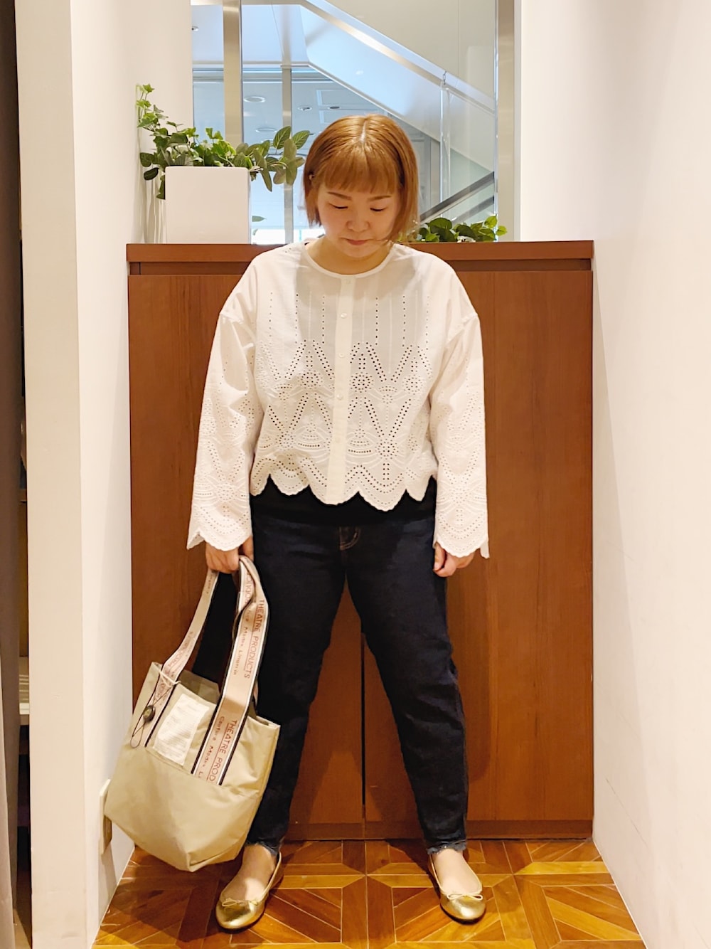 「シアタープロダクツ(THEATRE PRODUCTS)、ピュアルセシン、トートバッグ、デニム、デニムパンツ、スカラップ、ブラウス、春服、相互フォロー、オトナカジュアル、パンツスタイル、低身長、バレエシューズ」｜「PUAL CE CINのLISA CONTI　バレエシューズ（バレエシューズ、ゴールド系）」を使った、pualkisakoさん（レディース・152cm）の春コーディネートの1枚目の写真