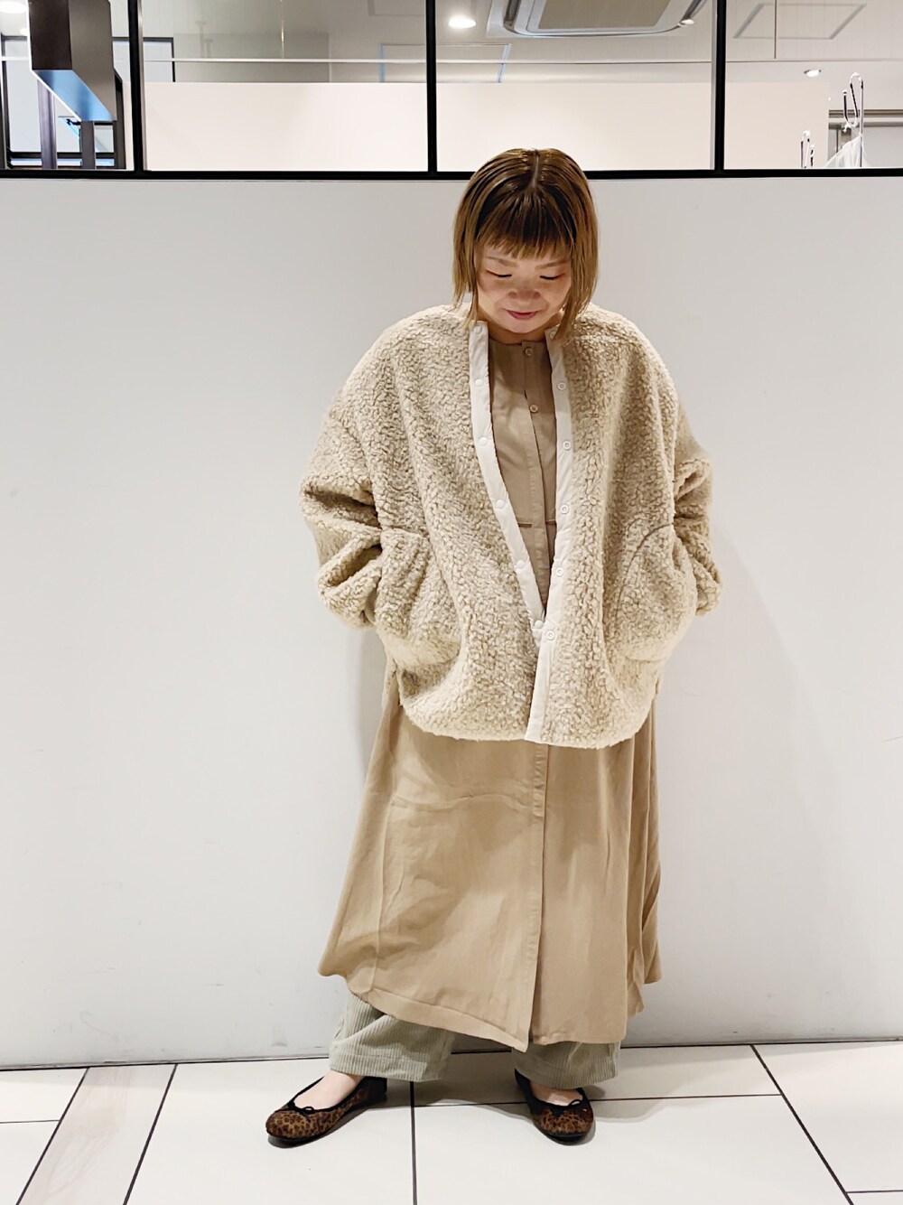 「ワンピース、ワイドパンツ、ベージュ、ボア、ボアジャケット、リバーシブル、冬コーデ、バレエシューズ、レオパード、ピュアルセシン、相互フォロー、レイヤードスタイル、ワントーンコーデ」｜「PUAL CE CINのＯ’ＫＹＴＩオキティ　バレエシューズ（プリント）（バレエシューズ、その他）」を使った、pualkisakoさん（レディース・152cm）の冬コーディネートの1枚目の写真