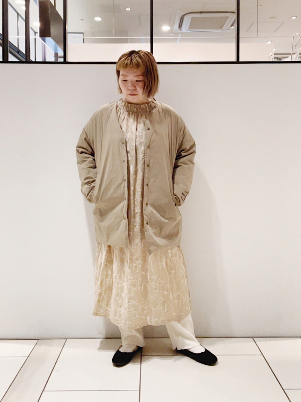 「大人カジュアル、ビッグシルエット、ピュアルセシン、ワントーンコーデ、ワンピース、リボン、刺繍、花柄、リブパンツ、ダウンジャケット、リバーシブル、バックプリント、秋冬コーデ」｜「O'Kytiの【O’kiti/オキティ】バレエシューズ（無地）（その他シューズ、ブラック系）」を使った、pualkisakoさん（レディース・152cm）の秋コーディネートの1枚目の写真