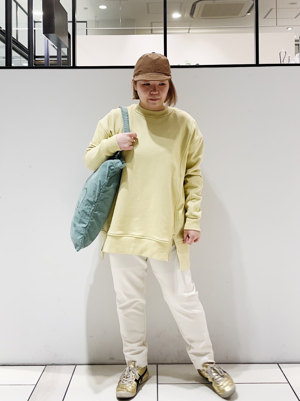 「イエロー、黄色、カジュアル、キャップ、シアタープロダクツ(THEATRE PRODUCTS)、ピュアルセシン、相互フォロー、お花見、オトナカジュアル、春コーデ、休日スタイル」｜「Onitsuka TigerのWEB限定 onitsukatigar/オニツカタイガー MEXICO 66（スニーカー、ゴールド系）」を使った、pualkisakoさん（レディース・152cm）の春コーディネートの1枚目の写真