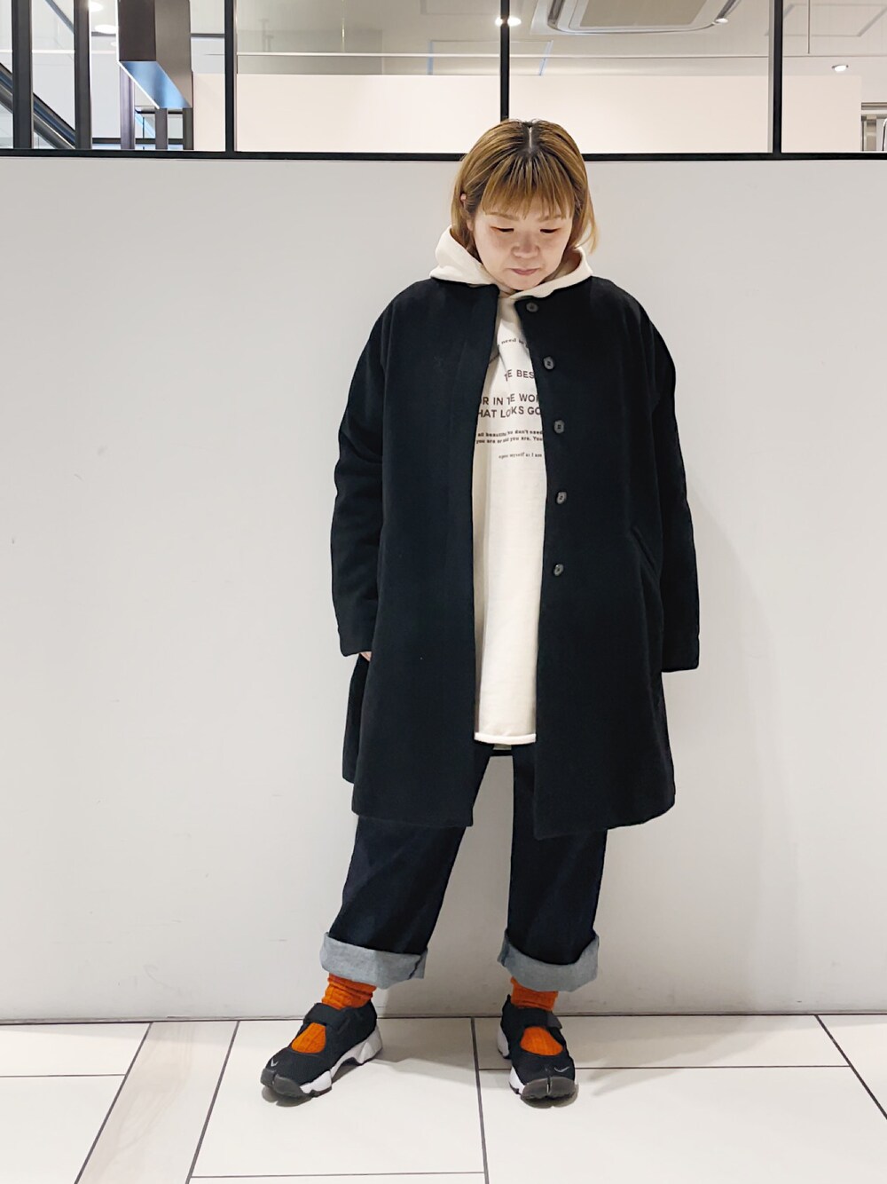 「パーカー、チュニック、カレッジ、裏起毛、スウェット、デニム、ロールアップ、オレンジ、エアリフト、ノーカラーコート、大人カジュアル、ピュアルセシン、相互フォロー」｜「NIKEのWMNS AIR RIFT BR  848386-001（スニーカー、ブラック系）」を使った、pualkisakoさん（レディース・152cm）の冬コーディネートの1枚目の写真