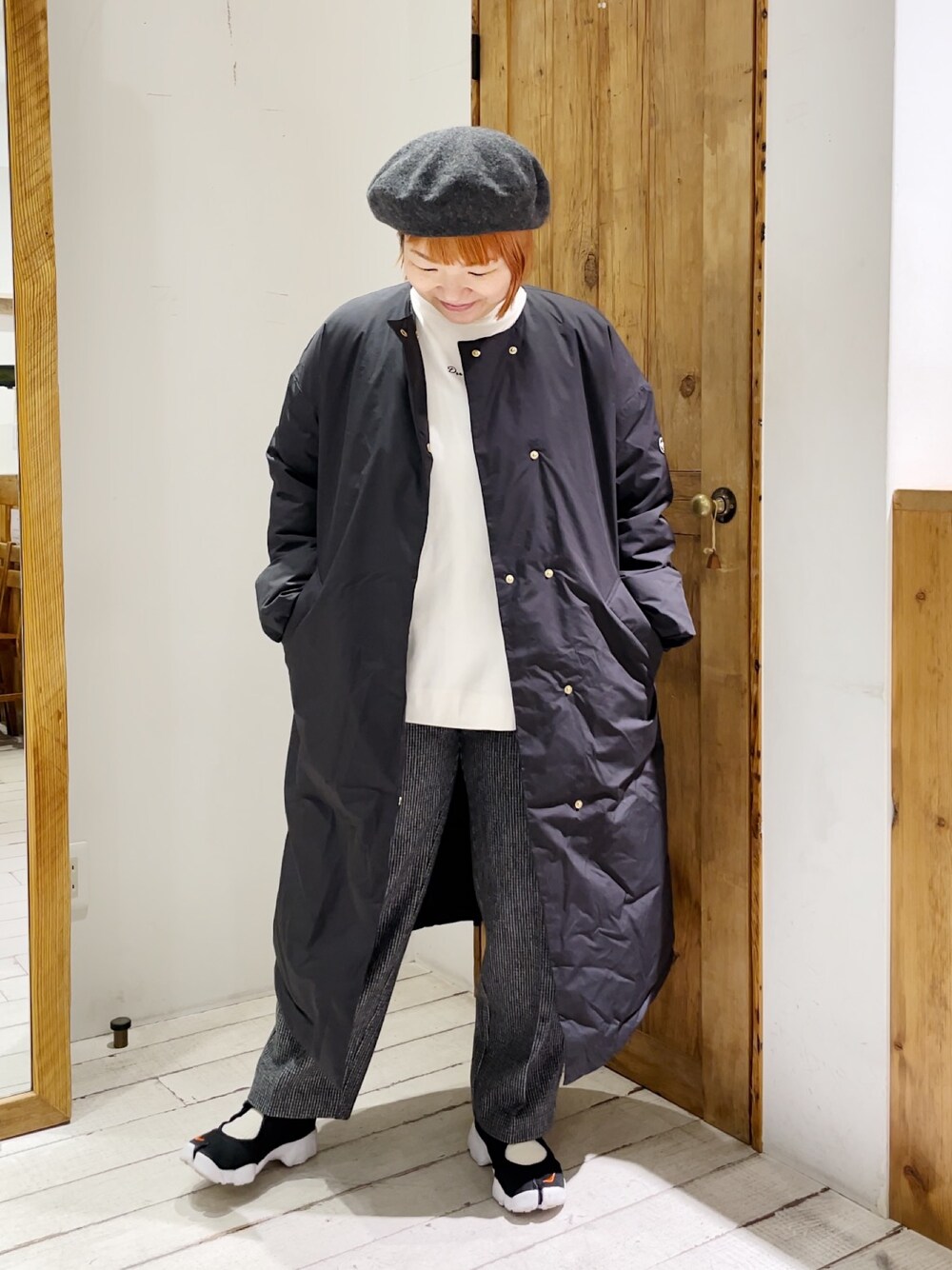 「ダウン、ダウンコート、ロングコート、ロゴT、センタープレス、モノトーン、ピュアルセシン、相互フォロー、冬コーデ、エアリフト、ベレー帽、グレンチェック、パンツスタイル」｜「NIKEのNIKE ナイキ W AIR RIFT BR エア リフト BR WDN1338 001BLACK/RUSHOG（スニーカー、ブラック系）」を使った、pualkisakoさん（レディース・152cm）の冬コーディネートの1枚目の写真