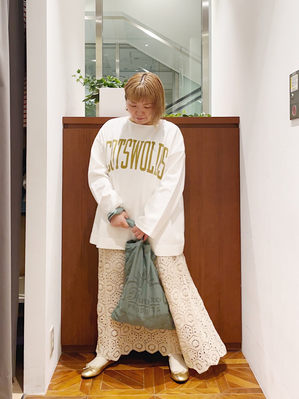 「ピュアルセシン、相互フォロー、ビッグシルエット、スウェット、ロゴT、レース、スカート、ロングスカート、シアタープロダクツ(THEATRE PRODUCTS)、トートバッグ、グリーン、大人カジュアル、春服みてみて、きれいめカジュアル」｜「THEATRE PRODUCTSの【THEATRE PRODUCTS】RECYCLE COTTON GARMENT DYE TOTE（トートバッグ、イエロー系）」を使った、pualkisakoさん（レディース・152cm）の春コーディネートの1枚目の写真