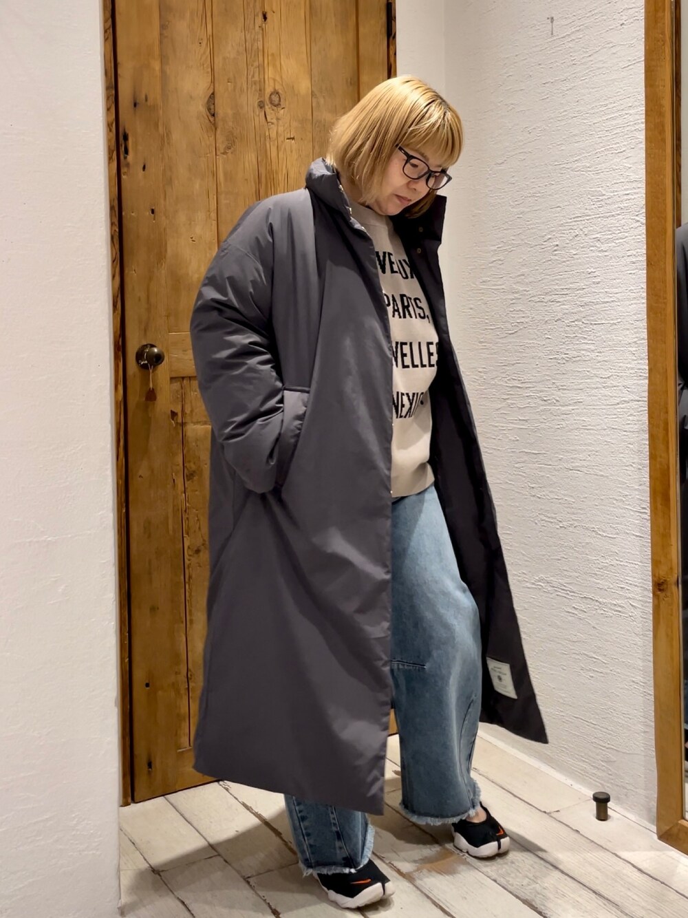 「ダウン、ダウンコート、ロゴニット、デニム、カーブパンツ、スニーカー、メガネコーデ、ピュアルセシン、相互フォロー、コート、ニット」｜「PUAL CE CINの【低身長/高身長対応】カーブデニムパンツ（デニムパンツ、ブルー系）」を使った、pualkisakoさん（レディース・152cm）の秋コーディネートの1枚目の写真