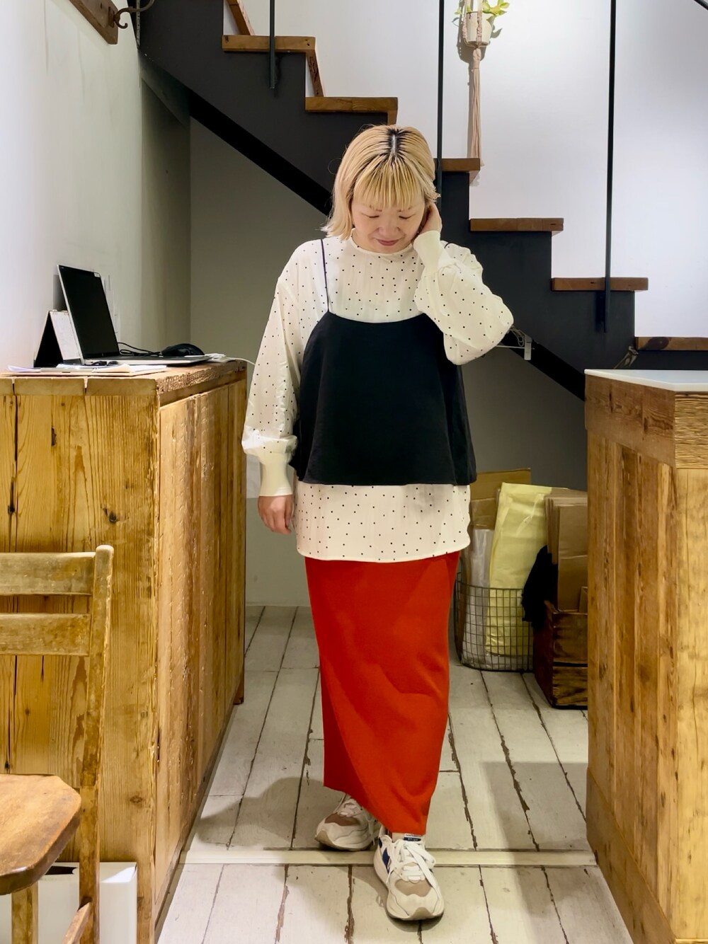 「セットアップ、ビスチェ、オレンジ、スカート、スニーカー、ピュアルセシン、秋服準備はじめました、休日スタイル、ロングスカート、オトナカジュアル」｜「PUAL CE CINの【Du noir】ナロースカート（スカート、ピンク系）」を使った、pualkisakoさん（レディース・152cm）の秋コーディネートの1枚目の写真