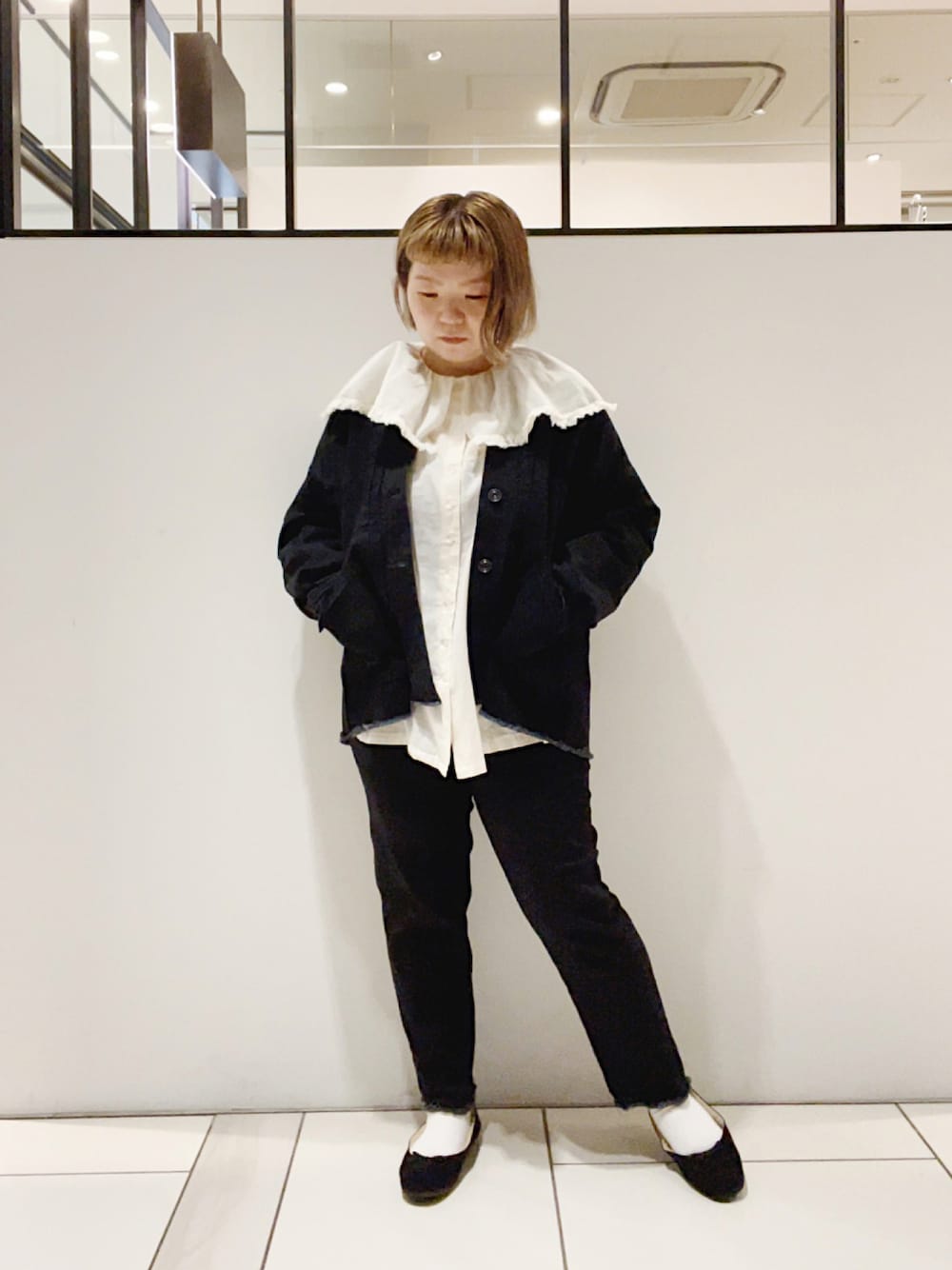「休日コーデ、秋のコーデ、セットアップ、デニム、日本製、ピュアルセシン、ジャケット、デニムパンツ、フリル、ビッグカラー、秋トレンド2021、Gジャン、バレーシューズ」｜「O'Kytiの【O’kiti/オキティ】バレエシューズ（無地）（その他シューズ、ブラック系）」を使った、pualkisakoさん（レディース・152cm）の秋コーディネートの1枚目の写真