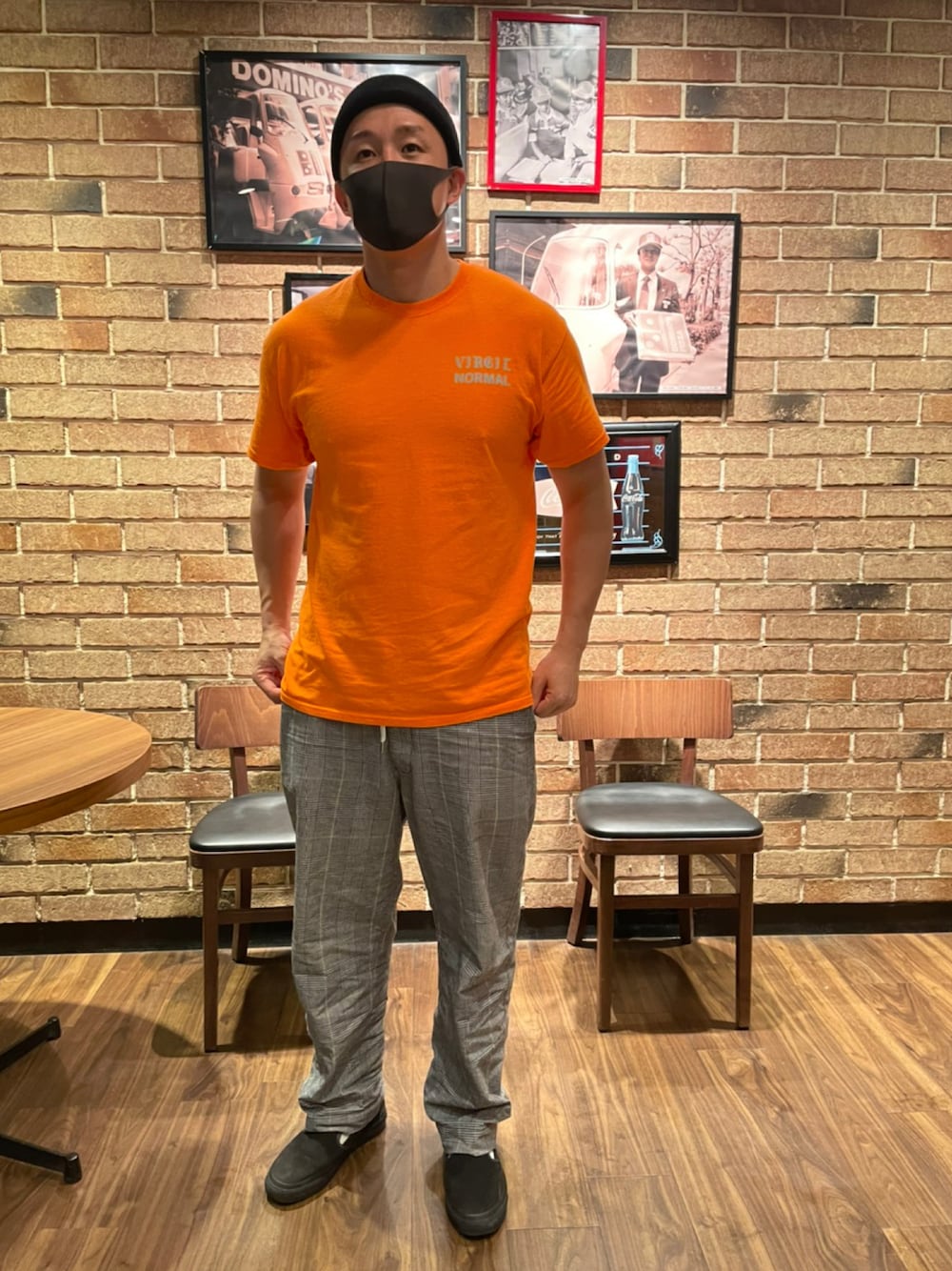 「VIRGIL NORMALのアイテム（Tシャツ/カットソー、オレンジ系）」を使った、tron10さん（メンズ・178cm）の夏コーディネートの1枚目の写真