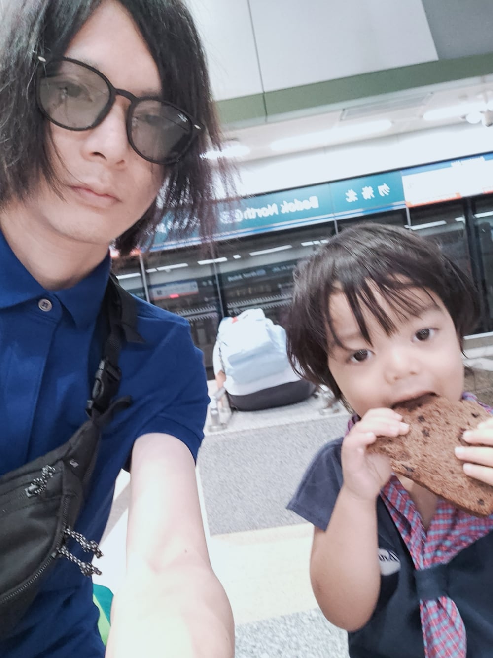 「summer、シンガポール、幼稚園、子育て、育児中、保育士、通勤コーデ、先生コーデ、夏コーデ」｜「DECATHLONのアイテム（ショルダーバッグ、ブラック系）」を使った、Tuna Shakeさん（メンズ・175cm）の春コーディネートの1枚目の写真