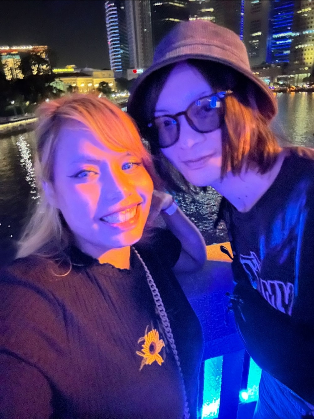 「お出かけコーデ日記、デート、夜デート、カジュアル、シンガポール」｜「Levi'sのアイテム（帽子、グリーン系）」を使った、Tuna Shakeさん（メンズ・175cm）の春コーディネートの1枚目の写真