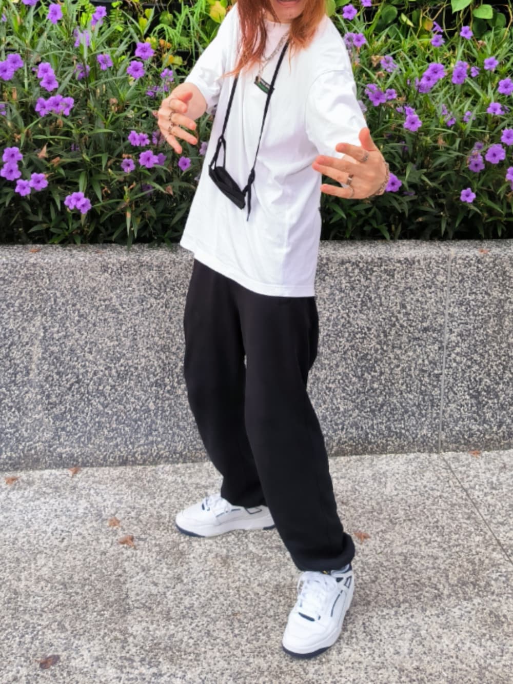 「メンズファッション、夏コーデ、スウェットパンツ、ユニクロ、Tシャツ、シンガポール」｜「VANSのアイテム（スウェットパンツ、ブラック系）」を使った、Tuna Shakeさん（メンズ・174cm）の夏コーディネートの1枚目の写真