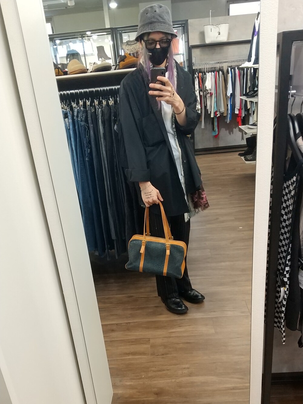 「CELINE、ストール、古着」｜「CELINEのアイテム（ハンドバッグ、ブラウン系）」を使った、Tuna Shakeさん（キッズ・172cm）の冬コーディネートの2枚目の写真