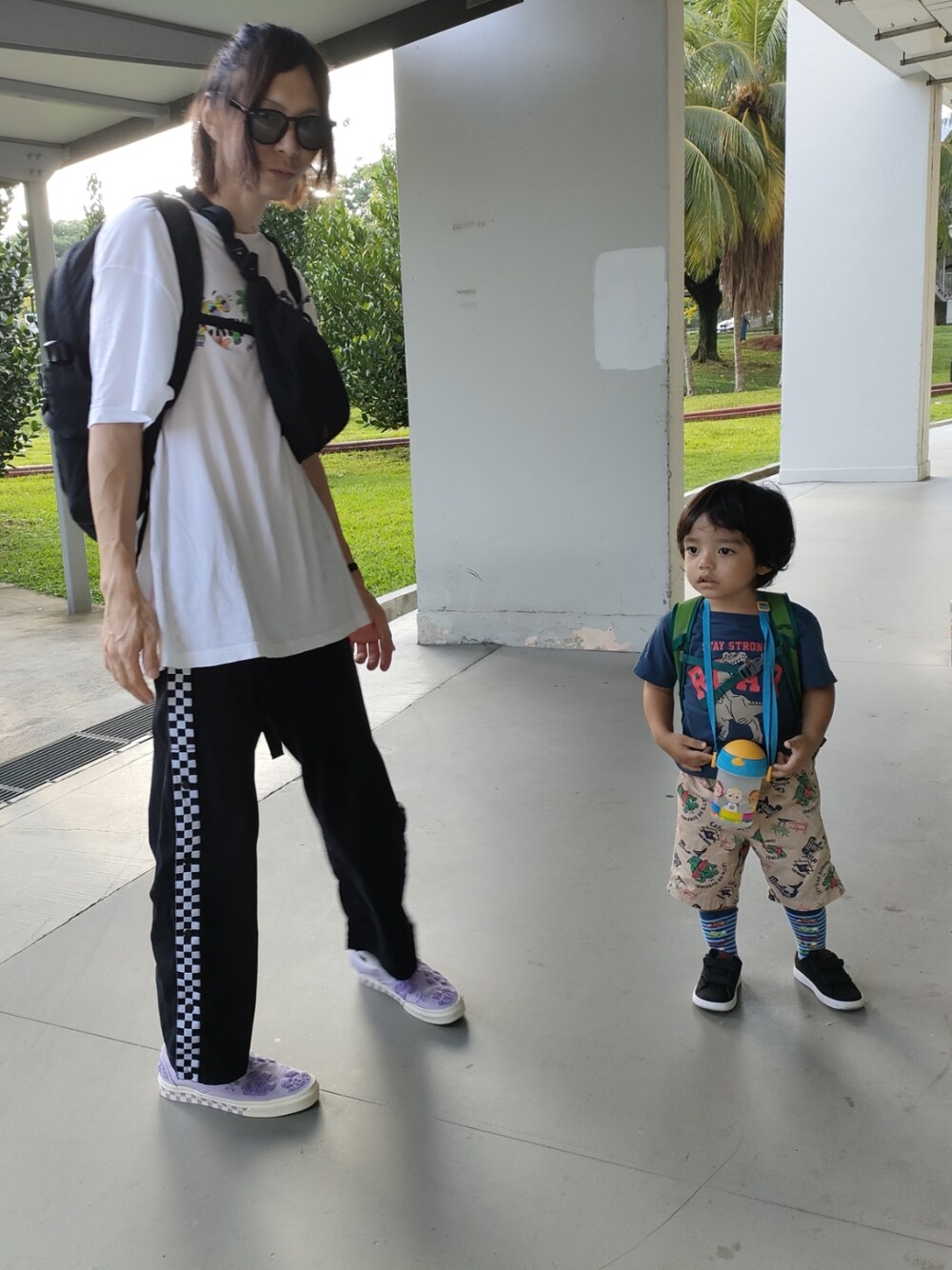 「VANS、カジュアル、スケータースタイル、summer、シンガポール、子育て、こどもコーデ」｜「UNIQLOのアイテム（Tシャツ/カットソー、ホワイト系）」を使った、Tuna Shakeさん（メンズ・175cm）の春コーディネートの1枚目の写真