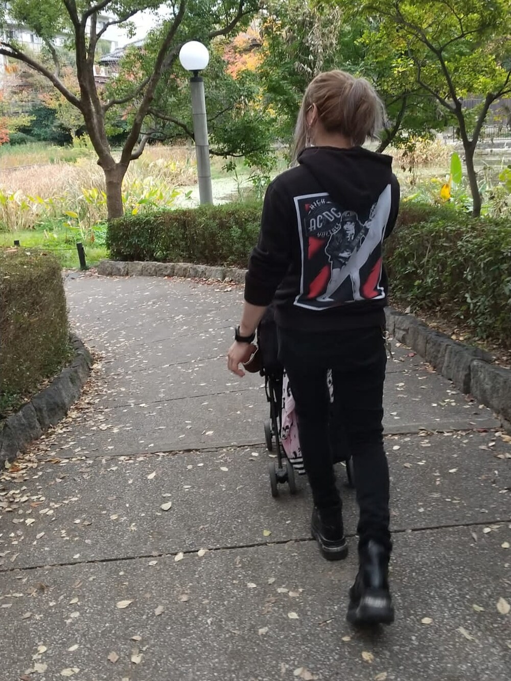 「ロック、パンク、革靴、黒」｜「ACDCのアイテム（パーカー、ブラック系）」を使った、Tuna Shakeさん（メンズ・174cm）の冬コーディネートの1枚目の写真