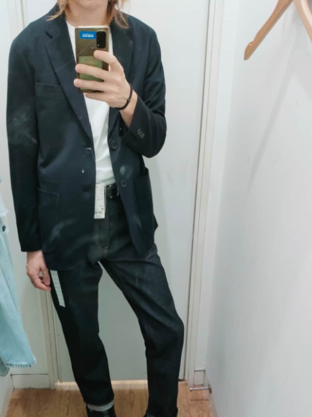 「デニムパンツ、ユニクロ、秋冬コーデ、春夏コーデ、白Tシャツ、カジュアル、紺ブレ、定番、リーバイス」｜「UNIQLOのアイテム（スーツジャケット、その他）」を使った、Tuna Shakeさん（メンズ・174cm）の秋コーディネートの1枚目の写真