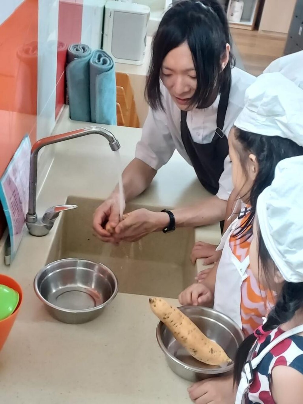 「シンガポール、幼稚園、料理教室コーデ、先生コーデ、保育士、UNIQLO」｜「UNIQLOのアイテム（シャツ/ブラウス、ホワイト系）」を使った、Tuna Shakeさん（メンズ・175cm）の春コーディネートの1枚目の写真