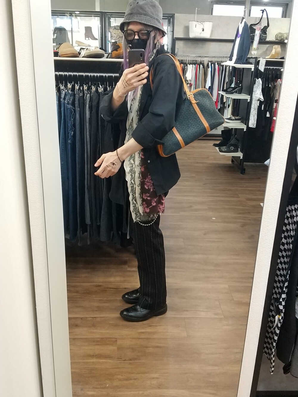 「CELINE、ストール、古着」｜「CELINEのアイテム（ハンドバッグ、ブラウン系）」を使った、Tuna Shakeさん（キッズ・172cm）の冬コーディネートの1枚目の写真