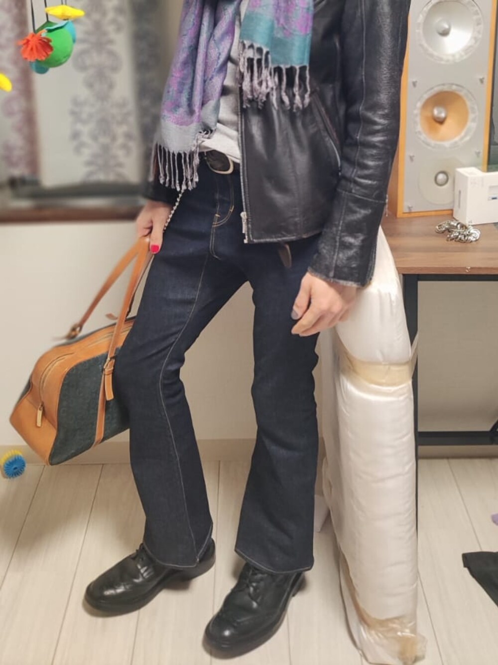 「ストール、カシミヤ、パシュミナ、トリッカーズ、フレアパンツ、ライダースジャケット、フレアデニム」｜「RNAのアイテム（デニムパンツ、ブルー系）」を使った、Tuna Shakeさん（キッズ・172cm）の冬コーディネートの1枚目の写真