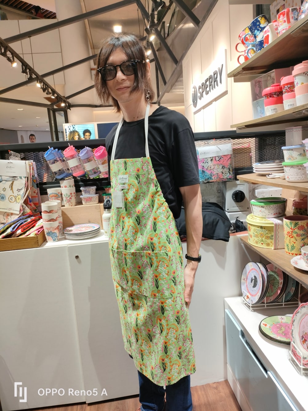 「料理教室コーデ、料理男子、幼稚園、保育士、子育て、シンガポール、夏」｜「Cath Kidstonのアイテム（エプロン、グリーン系）」を使った、Tuna Shakeさん（メンズ・175cm）の春コーディネートの1枚目の写真