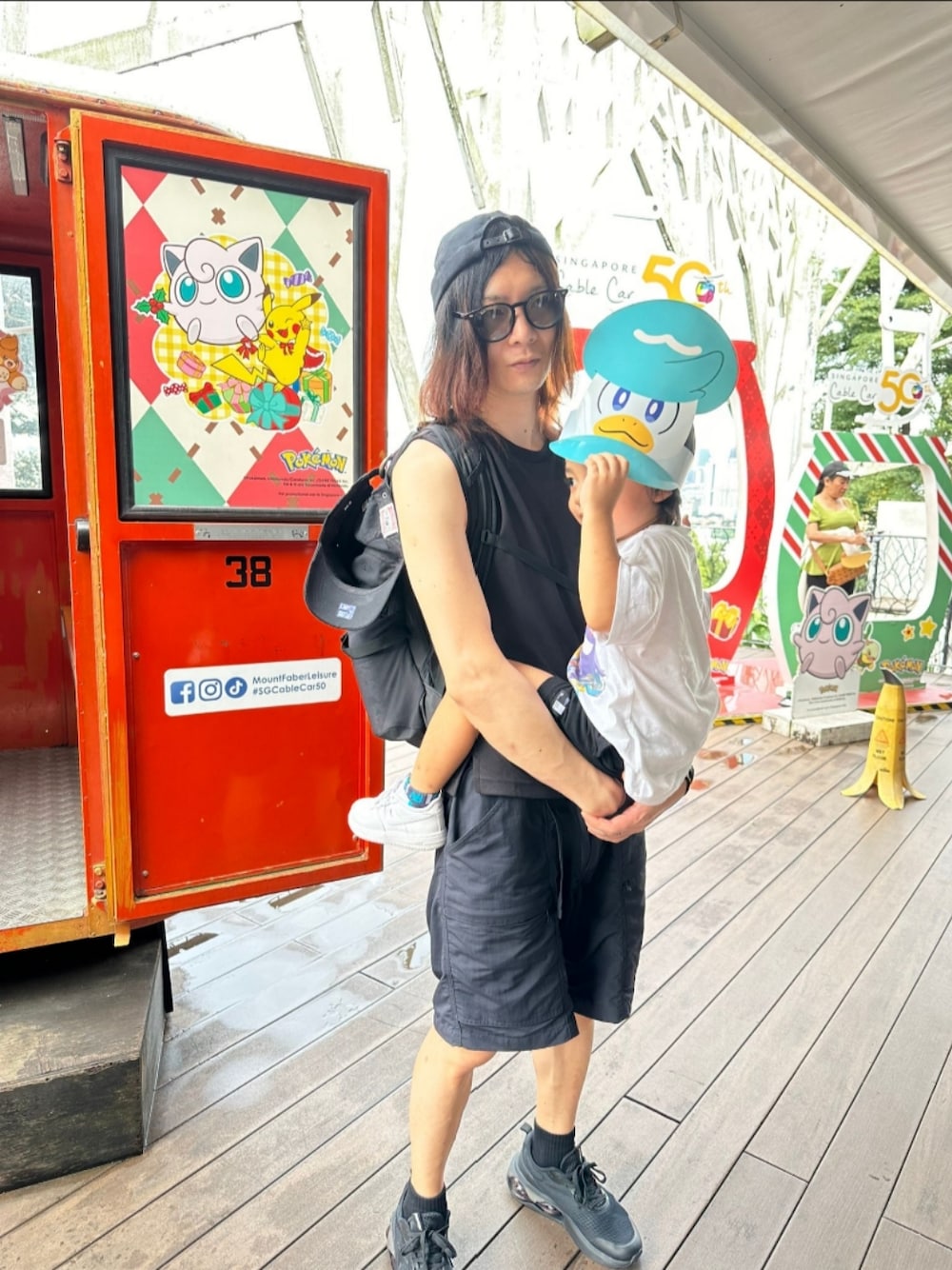 「UNIQLO、夏、ノースリーブ、黒、ハーフパンツ、シンガポール」｜「UNIQLOのアイテム（カーゴパンツ、ブラック系）」を使った、Tuna Shakeさん（メンズ・174cm）の冬コーディネートの1枚目の写真