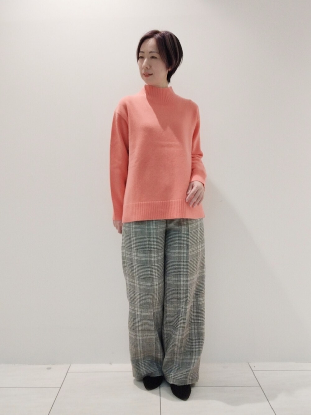 レッド系のニット/セーター、ホワイト系のその他パンツ、その他のその他を着用したレディースの冬コーディネートの1枚目の写真