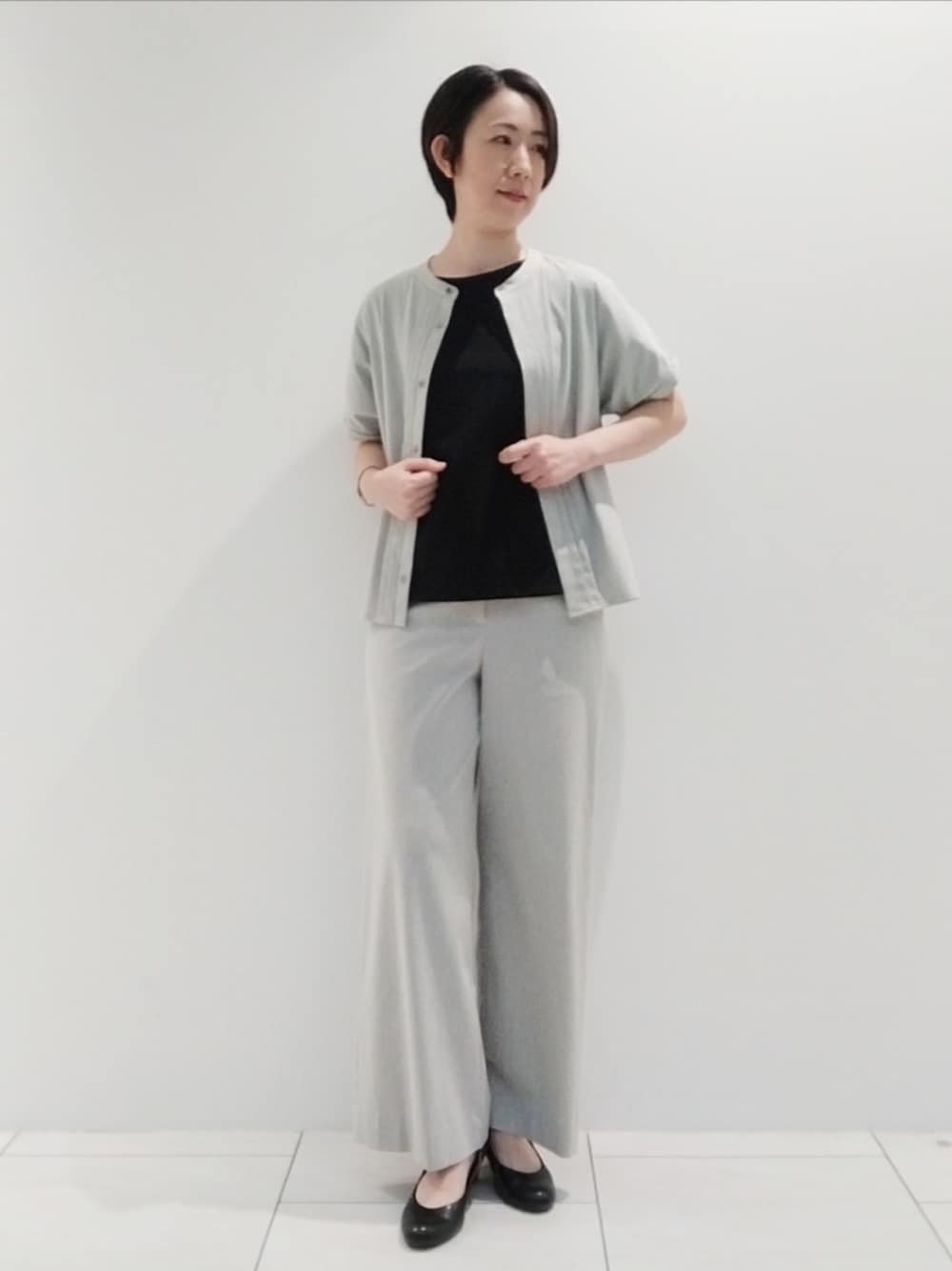 グレー系のシャツ/ブラウス、ブラック系のTシャツ/カットソー、グレー系のその他パンツを着用したレディースの夏コーディネートの1枚目の写真