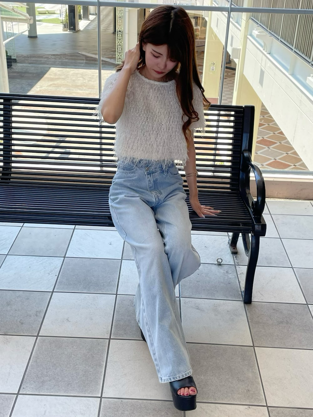 「休日スタイル、今日のコーデ、おしゃれさんと繋がりたい、INGNI、デニム、Tシャツコーデ、ジャズドリーム長島、アウトレット、三井アウトレットパーク ジャズドリーム長島、低身長、骨格ウェーブ」｜「INGNIのフェザーカットプルオーバー（シャツ/ブラウス、ホワイト系）」を使った、ゆいさん（骨格ウェーブ・レディース・155cm）の秋コーディネートの1枚目の写真