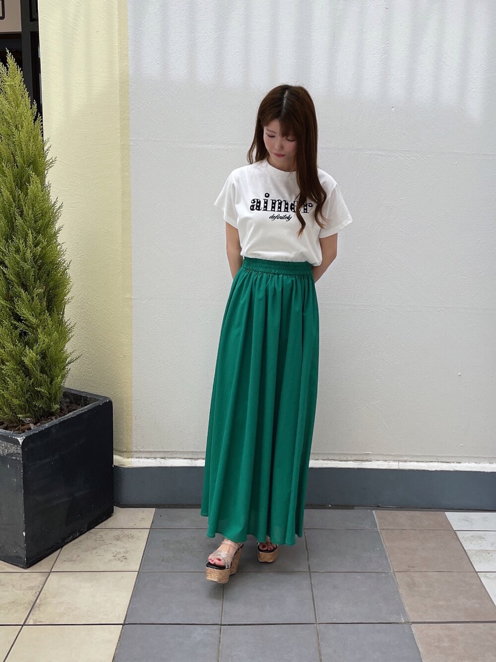 「夏コーデ、INGNI、プチプラ、骨格ウェーブ、お出かけコーデ、Tシャツ、ギャザースカート、シャツ好き集まれ、低身長、INGNIスタッフ、ジャズドリーム長島、夏、春夏コーデ、三重、名古屋」｜「INGNIのパール付フロッキーロゴTシャツ（Tシャツ/カットソー、ホワイト系）」を使った、ゆいさん（骨格ウェーブ・レディース・155cm）の夏コーディネートの1枚目の写真