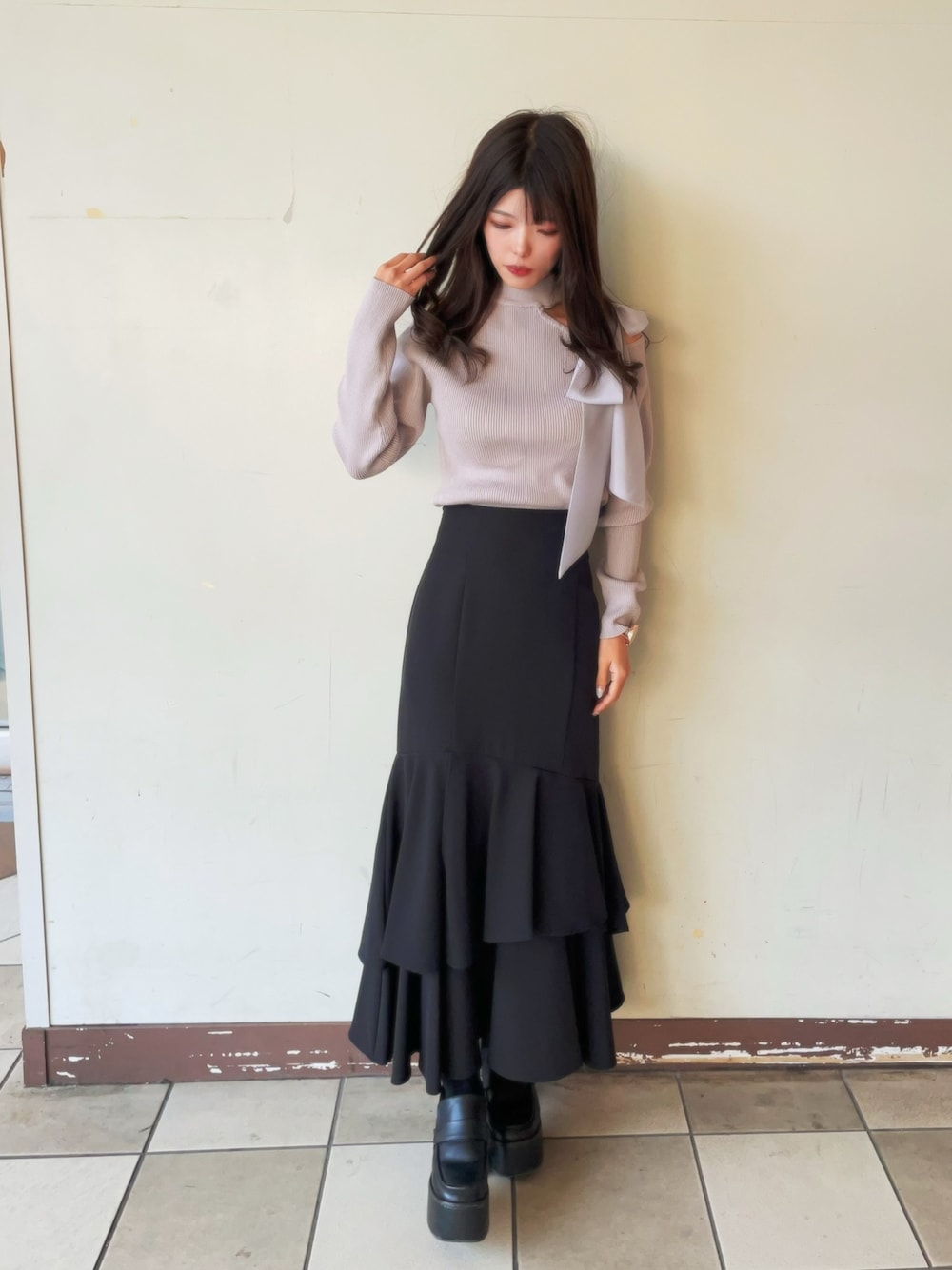 「大人コーデ、大人スタイル、スイート、スカートスタイル、セクシー、低身長、レディースファッション、アパレルスタッフ、アウトレット」｜「INGNIのワンショルシアーリボンリブニット（ニット/セーター、グレー系）」を使った、ゆいさん（骨格ウェーブ・レディース・155cm）の冬コーディネートの1枚目の写真
