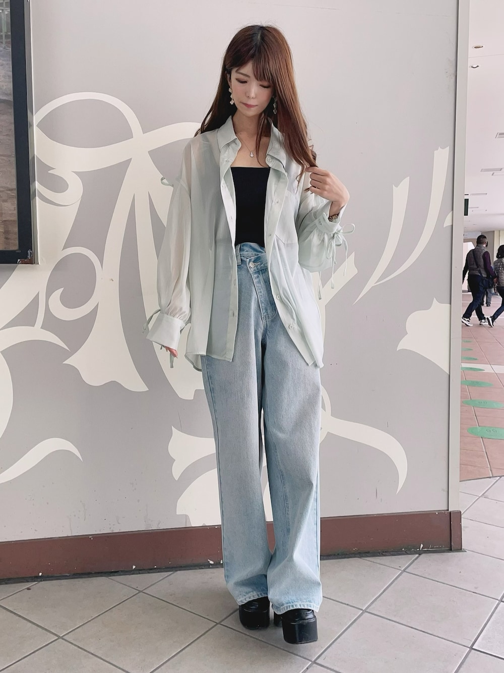「シアーシャツ、デニム、カジュアルコーデ、夏コーデ、大人コーデ、低身長、INGNI、INGNIスタッフ」｜「INGNIの袖リボンラメシアーシャツ（シャツ/ブラウス、グリーン系）」を使った、ゆいさん（骨格ウェーブ・レディース・155cm）の夏コーディネートの1枚目の写真
