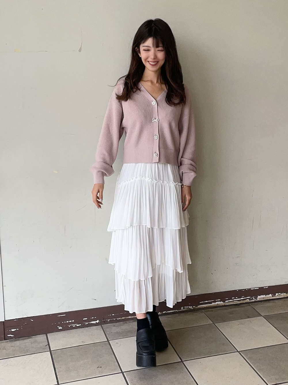 「ピンクコーデ、ランダムスカート、いちごみるく、低身長コーデ、アパレル、ジャズドリーム長島、アウトレット、春ニット」｜「INGNIのランダムティアードスカート（スカート、ホワイト系）」を使った、ゆいさん（骨格ウェーブ・レディース・155cm）の冬コーディネートの1枚目の写真