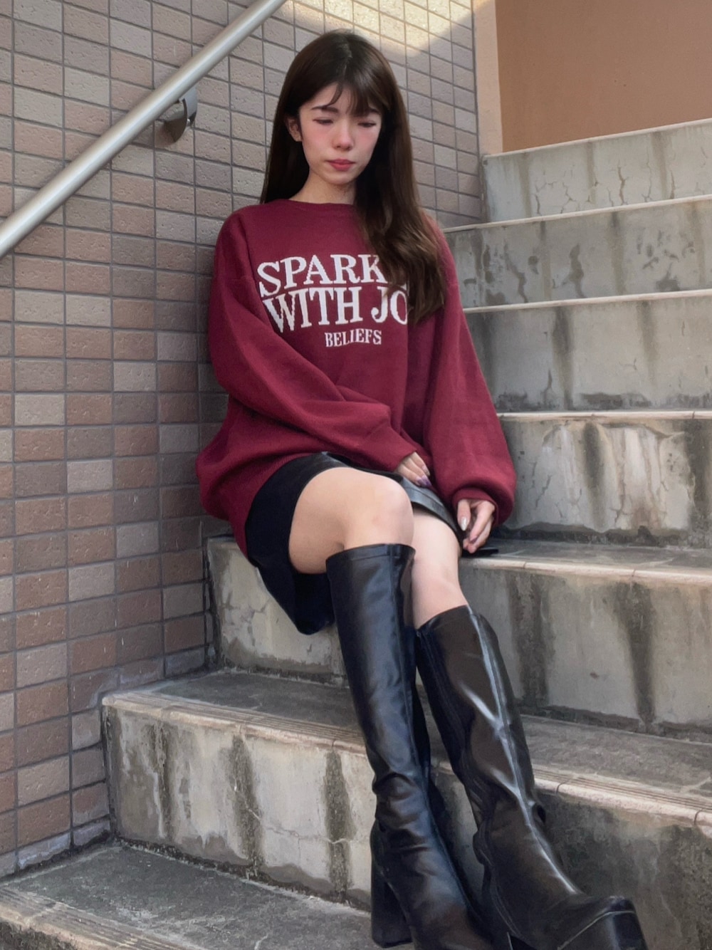 「ニット/セーター、ボルドー、レザーショートパンツ、ジャズドリーム長島、低身長コーデ、春ニット、ロングブーツ、アウトレット」｜「INGNIのジャガードロゴニット（ニット/セーター、レッド系）」を使った、ゆいさん（骨格ウェーブ・レディース・155cm）の冬コーディネートの1枚目の写真