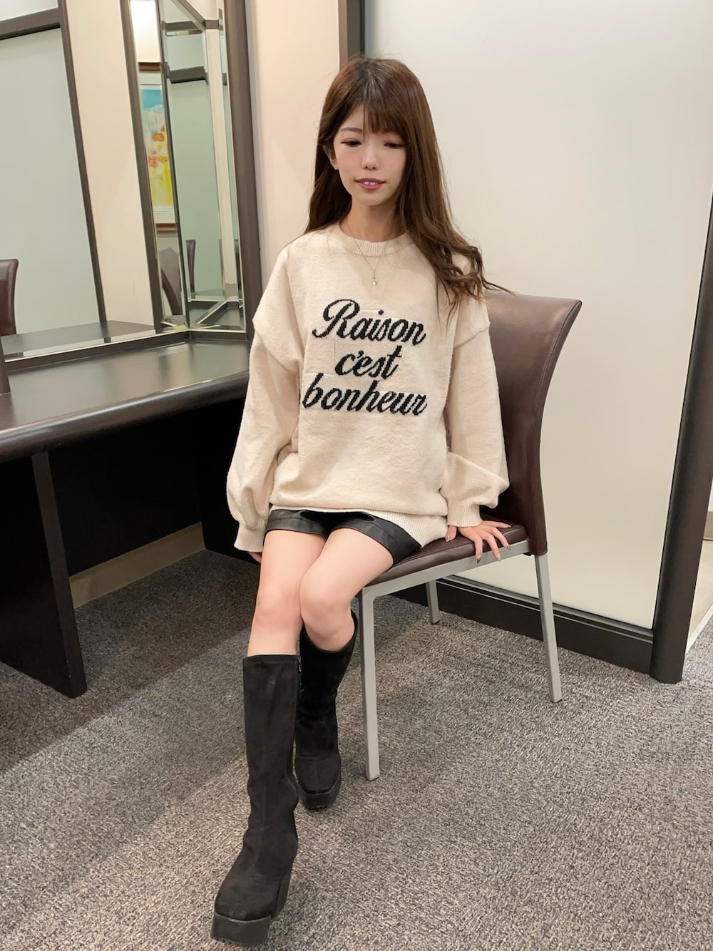 「レザーパンツ、ロゴニット、ロングブーツ、チュニック、冬のコーデ、INGNI、INGNIスタッフ、INGNIコーデ、アウトレット、ブーツスタイル、低身長コーデ」｜「INGNIの3段ロゴチュニックニット（ニット/セーター、ホワイト系）」を使った、ゆいさん（骨格ウェーブ・レディース・155cm）の冬コーディネートの1枚目の写真