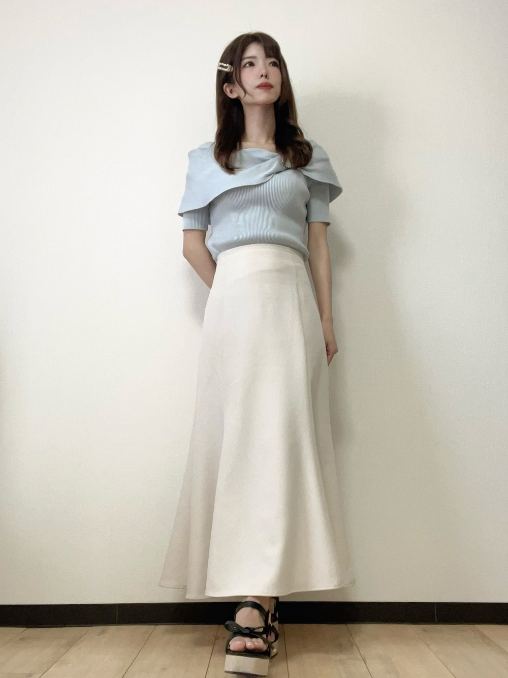 「リボン、大人女子、マーメイドスカート、春夏コーデ、半袖ニット、イング、ジャズドリーム長島、骨格ウェーブ、スイートコーデ、最近のいい感じコーデ」｜「INGNIのパールリングオフショル半袖ニット（ニット/セーター、ブルー系）」を使った、ゆいさん（骨格ウェーブ・レディース・155cm）の春コーディネートの1枚目の写真