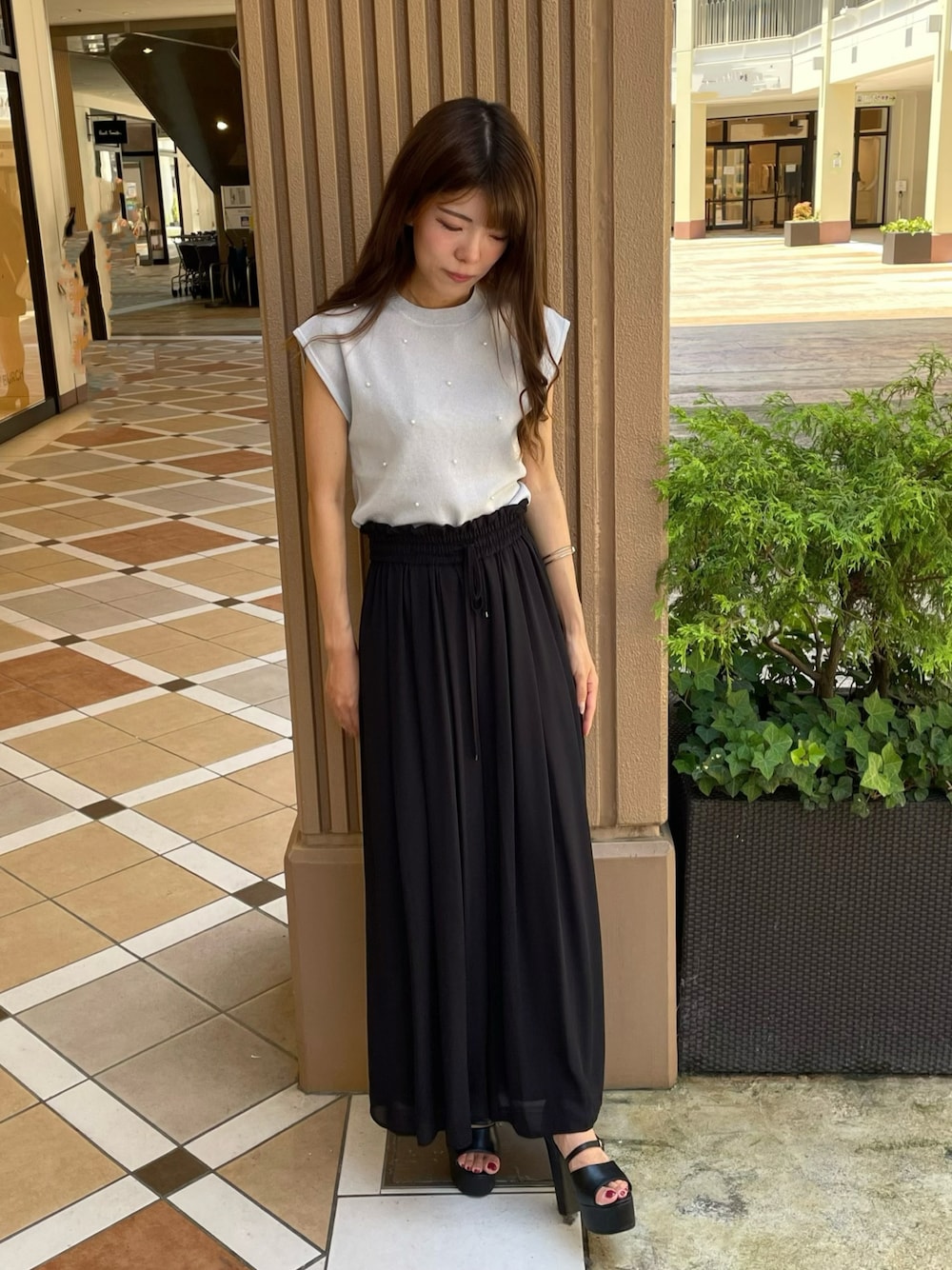 「ノースリーブ、スカンツ、パール、イング、夏コーデ、お出かけコーデ、低身長女子、プチプラ、大人コーデ、2024ss、INGNI」｜「INGNIのパール装飾ノースリラメニット（ニット/セーター、ブルー系）」を使った、ゆいさん（骨格ウェーブ・レディース・155cm）の夏コーディネートの1枚目の写真