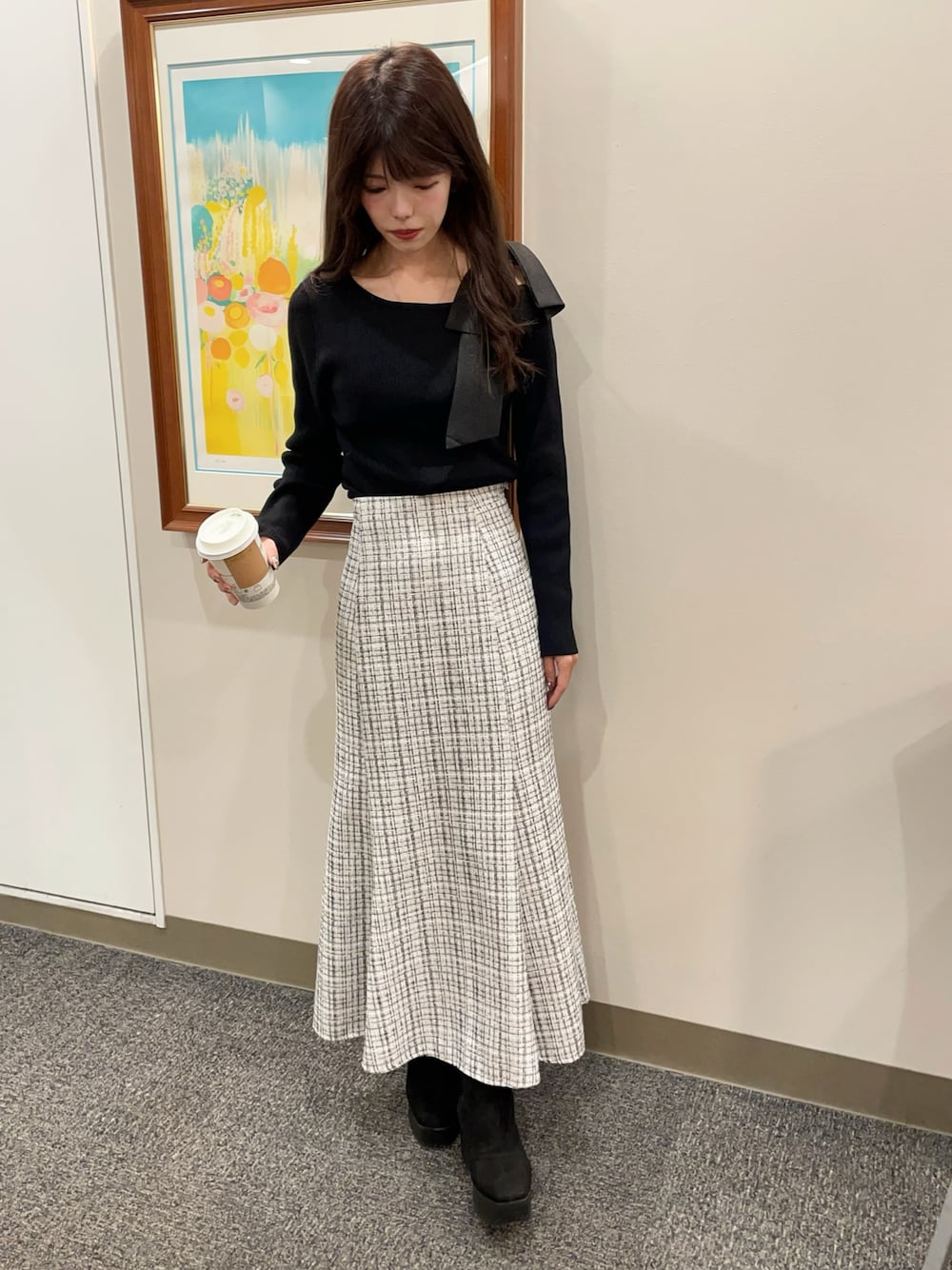 「秋冬コーデ、ツイードスカート、冬、低身長コーデ、キレイめ、クリスマスに着たい服、オトナ女子、いいね、save、フォローお願いします🤑、ジャズドリーム長島、アウトレット、ブルべ冬、お出かけコーデ」｜「INGNIのワンショル肩リボンニット（ニット/セーター、ブラック系）」を使った、ゆいさん（骨格ウェーブ・レディース・155cm）の冬コーディネートの1枚目の写真