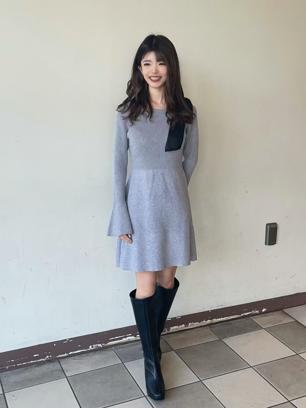 「ニットワンピース、春ニット、ロングブーツ、肩リボン、グレー、春コーデ、低身長コーデ、おしゃれさんと繋がりたい、ジャズドリーム長島」｜「INGNIのワンショル肩リボンニットワンピース（ワンピース、グレー系）」を使った、ゆいさん（骨格ウェーブ・レディース・155cm）の冬コーディネートの1枚目の写真