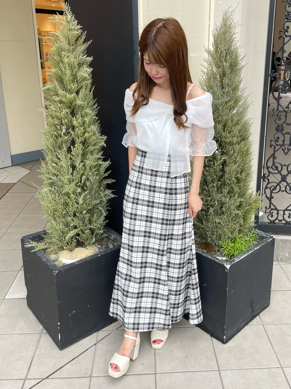 「夏服、INGNI、マーメイドスカート、ブラウス、大人コーデ、低身長、きれいめコーディネート、INGNIコーデ、INGNIスタッフ」｜「INGNIのオーガンジーリボンオフショルブラウス（シャツ/ブラウス、ホワイト系）」を使った、ゆいさん（骨格ウェーブ・レディース・155cm）の夏コーディネートの1枚目の写真