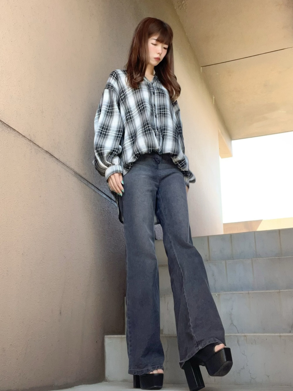 「チェック柄、フレアパンツ、カジュアル、春夏コーデ、INGNI、シャツスタイル、お出かけコーデ、お洒落さんとつながりたい、着回しコーデ、骨格ウェーブ、デニムコーデ、ブラウス×デニム、低身長、最近のいい感じコーデ」｜「INGNIのバックレースアップチェック柄裾タックシャツ（シャツ/ブラウス、ホワイト系）」を使った、ゆいさん（骨格ウェーブ・レディース・155cm）の春コーディネートの1枚目の写真