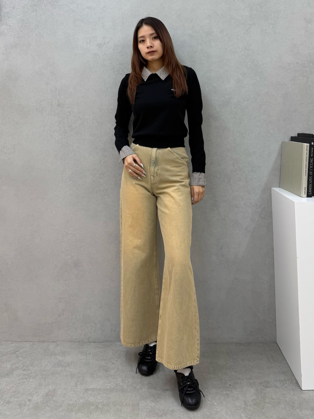 ブラック系のシャツ/ブラウス、ベージュ系のデニムパンツ、ブラック系のスニーカーを着用したレディースの冬コーディネートの1枚目の写真