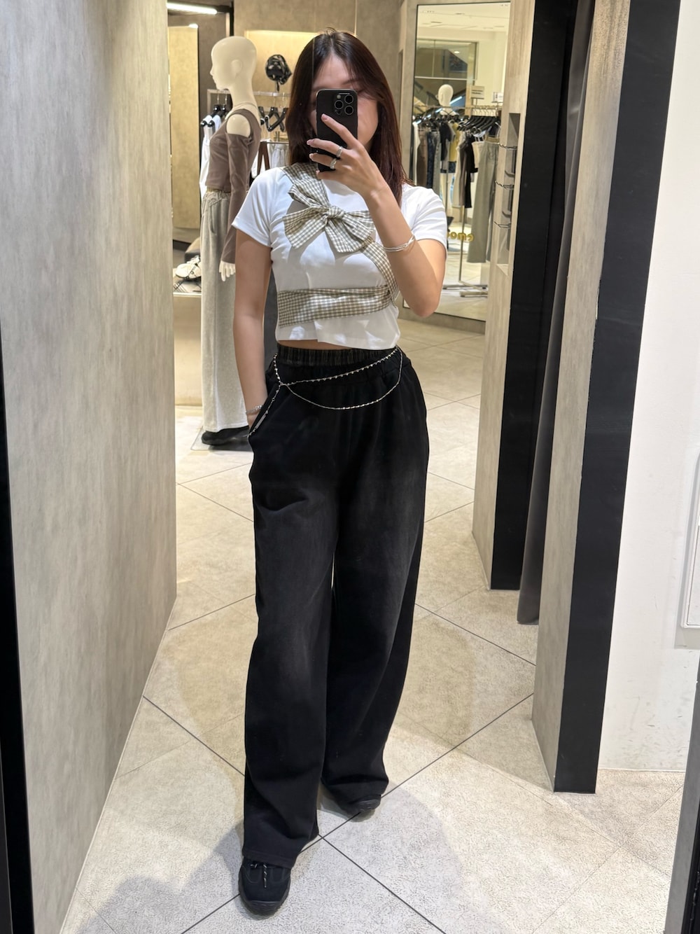ホワイト系のTシャツ/カットソー、ブラック系のスウェットパンツ、ブラック系のスニーカーを着用したレディースの春コーディネートの1枚目の写真